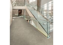 Moderne Treppe mit Glasgeländer und Klicken Boden