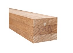 Quadratischer Holzpfosten mit rötlich-brauner Maserung im Anschnitt.