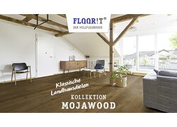 Wohnraum mit dunklen Landhausdielen der Kollektion Mojawood