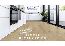 Helle Landhausdielen in moderner Küche mit Gartenblick.