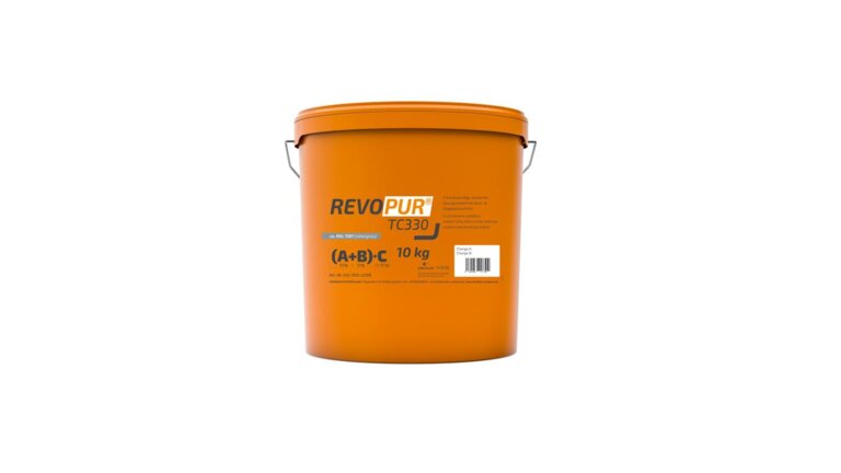Das Etikett des orangefarbenen Eimers zeigt "REVOPUR TC330 (A+B): C 10 kg", enthält Anweisungen und Gefahrenhinweise.