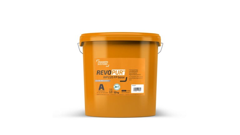Orangefarbender Eimer der Marke Franken Systems mit der Bezeichnung "REVOPUR WP220 FP base", der ein zweikomponentiges, schnell härtendes Abdichtungssystem mit der Kennzeichnung "A" und einem Gewicht von 12 kg darstellt.