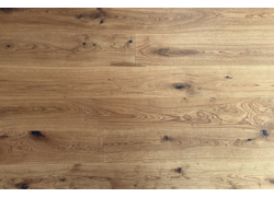 Holzfußboden mit markanter Maserung.