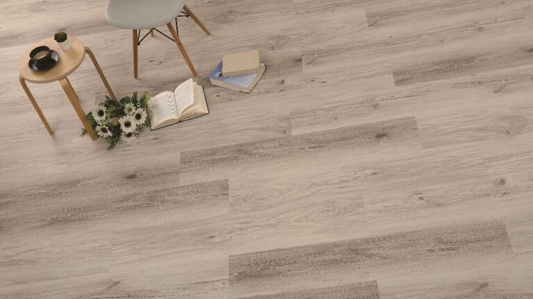 Holzoptik-Boden mit modernen, natürlichen Akzenten.