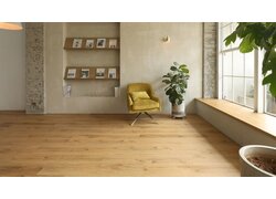 Natürlicher Holzoptik-Boden mit warmem, modernen Design