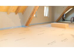Daemmplatten in einem Dachgeschoss welches renoviert wird