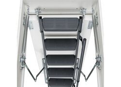 Treppe von unten mit Federmechanik