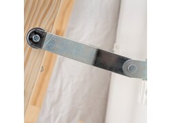 Metallstrebe zwischen Holz und Wand