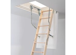 Ausgezogene Holztreppe mit Deckendurchbruch