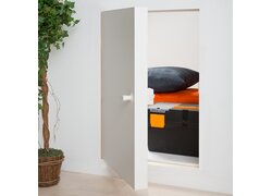 Versteckter Stauraum, weiße Tür, Werkzeugkiste