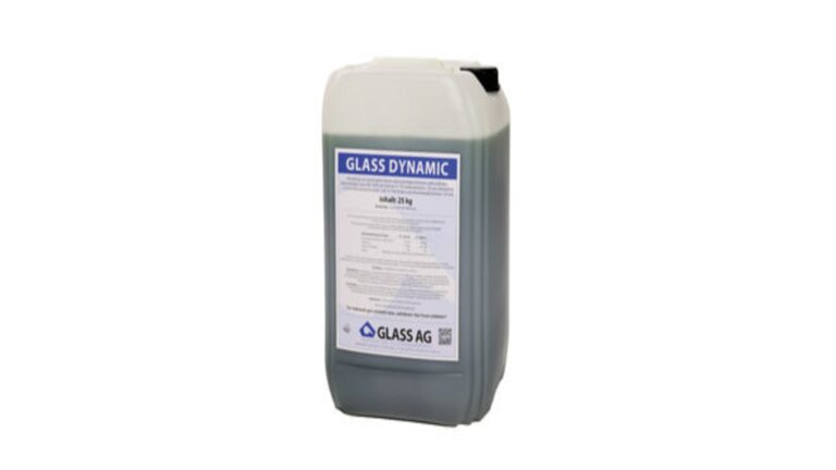 Kunststoffkanister mit einer dunkel gefärbten Flüssigkeit. Das Etikett trägt die Aufschrift "GLASS DYNAMIC" von der Firma "GLASS AG" und gibt einen Inhalt von 25 kg an.