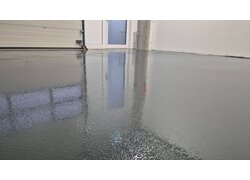 Frisch beschichteter, glänzend grauer Boden in einer Garage