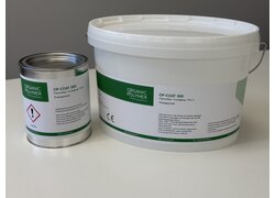 Ein weißer Plastikeimer und eine Metalldose mit der transparenten OP-COAT 300 Polyurethan-Versiegelung