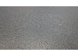 grauen, körnig strukturierten Bodenoberfläche mit metallisch glänzendem Effekt.
