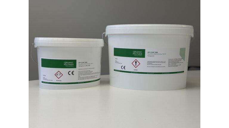 Zwei weiße Plastikeimer mit der OP-COAT 900 Epoxidharz-Beschichtung