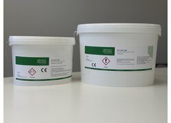 Zwei weiße Plastikeimer mit der OP-COAT 900 Epoxidharz-Beschichtung