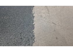  Direkter Vergleich zwischen einer dunkelgrauen, versiegelten Bodenoberfläche und hellgrauen Betonoberfläche.