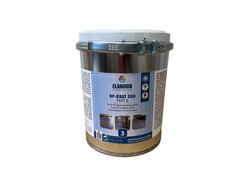 Ein weißer Plastikeimer und eine Metalldose mit der transparenten OP-COAT 300 Polyurethan-Versiegelung