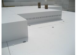 Zwei runde Brandschutzelemente aus Metall mit Montageösen.