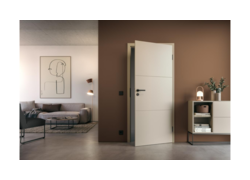 Modernes Wohnzimmer mit beiger Tür, brauner Akzentwand, grauem Sofa und minimalistischem Dekor