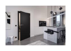 Moderne Küche mit weißer Einrichtung, offener schwarzer Tür und minimalistischer Dekoration