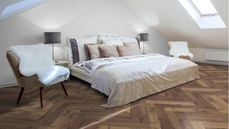 Vinylboden SLY Herringbone, Bett, Schlafzimmer