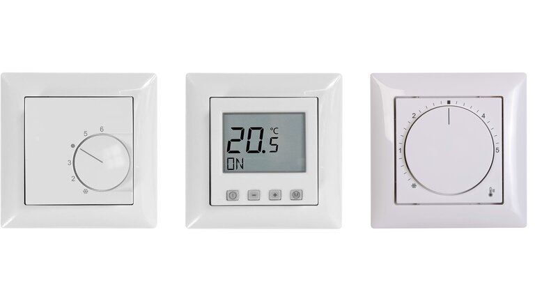 Drei weiße Raumthermostate für Unterputz-Installationen.