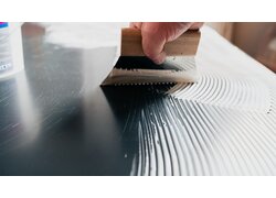 OTTOCOLL® M 595 beim Auftragen auf eine Wandpaneele