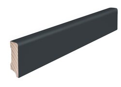 Moderne anthrazitfarbene Sockelleiste mit sichtbarem Holzprofil an Stirnseite.
