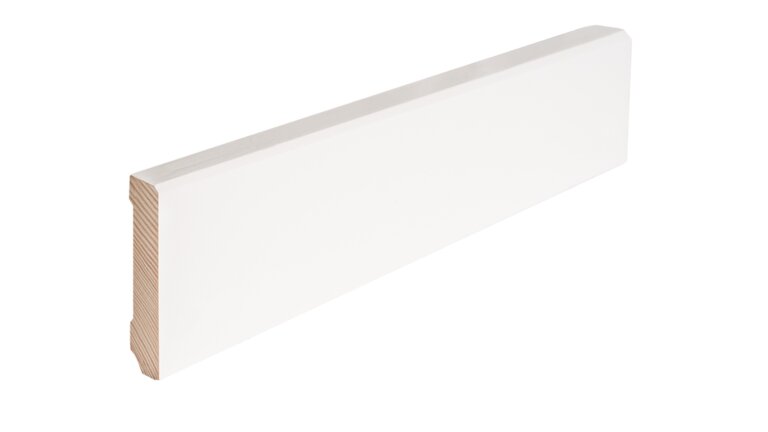  Weiße, moderne Sockelleiste mit sichtbarem Holzprofil an Stirnseite.