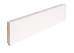  Weiße, moderne Sockelleiste mit sichtbarem Holzprofil an Stirnseite.