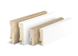  Vier verschiedene Holz-Sockelleisten in Natur und Weiß.