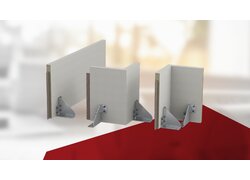 Dunkle MDF-Sockelleiste mit Alu-Oberkante und grauer Gummilippe.