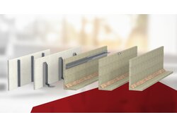 Graue MDF-Sockelleiste mit Alu-Oberkante und grauer Gummilippe.