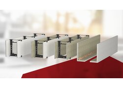 Helle MDF-Sockelleiste mit Alu-Oberkante und grauer Gummilippe.