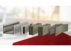 Helle MDF-Sockelleiste mit Eichenkante und grauer Gummilippe.
