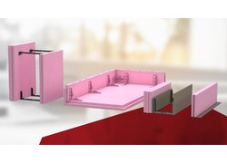 Rosa Dämmelemente mit Montagehalterungen für Schalungsbau.