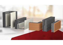 Graue Dämmelemente und Schalungsbauteile mit verschiedenen Oberflächenstrukturen.
