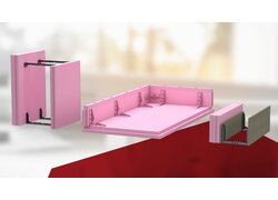 Rosa Dämmelemente mit Montagehalterungen für Schalungsbau.