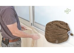 Naturfaserdämmung am Fenster eingebaut