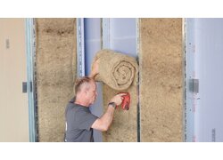 Naturdämmstoff Einbau in Metallständerwand