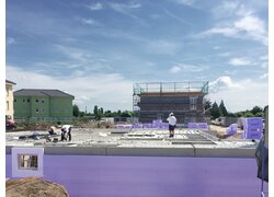 Eine Baustelle mit Fliederfarbenen JACKODUR KF 300 / 500 / 700 XPS-Dämmstoffplatten als Perimeterdämmung