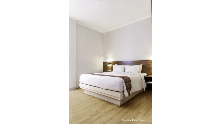 Helles Schlafzimmer mit Top-Line Eiche Naturboden.
