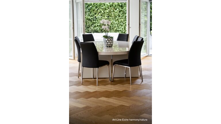 Esszimmer mit Art-Line Eiche Harmony Natura-Boden.