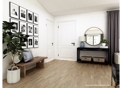 Heller Eingangsbereich mit Holzfußboden und Pflanzen.