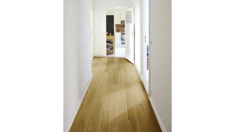 Zweischichtparkette topend geölt Hauptbild Das Bild zeigt einen hellen Flur mit Holzfußboden.