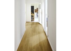 Zweischichtparkette topend geölt Hauptbild Das Bild zeigt einen hellen Flur mit Holzfußboden.