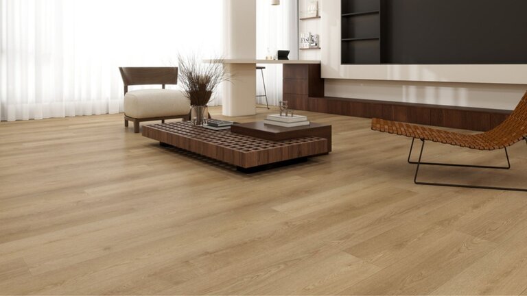 Helles, modernes Wohnzimmer mit Holzfußboden.