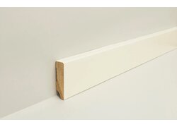 Weiße Sockelleiste mit Holzfurnier an einer hellen Wand.