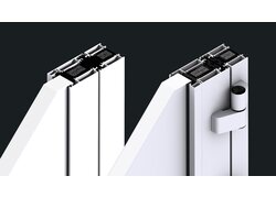 Detaillierter Profilquerschnitt eines modernen Haustürsystems mit Wärmedämmung.